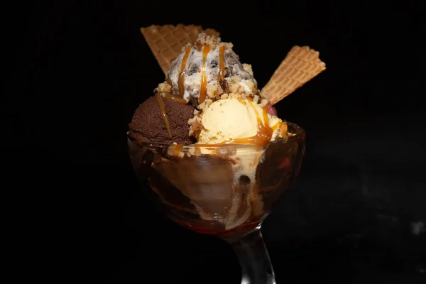 透明なカップに風味豊かなソフトクリームのクローズアップショット — ストック写真