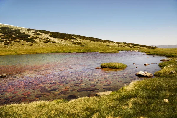 Una Vista Panorámica Pequeño Lago Las Montañas Guadarrama España — Foto de Stock