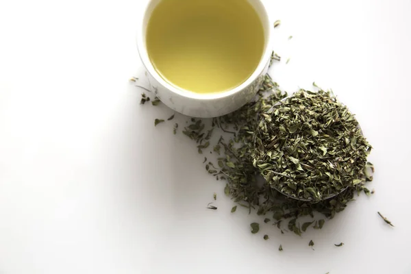 Uma Xícara Chá Verde Quente Folhas Chá Secas Fundo Branco — Fotografia de Stock