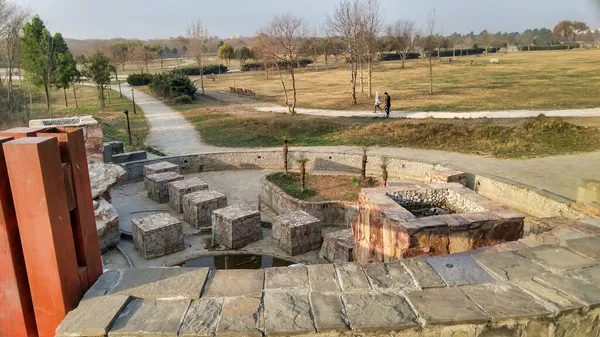 Ein Natürlicher Blick Auf Alte Betonklötze Einem Park Unter Sonnigem — Stockfoto