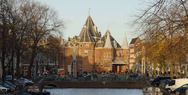 阿姆斯特丹 2011年11月27日 荷兰阿姆斯特丹 一条运河的美丽景色和晴朗天空下密密麻麻的建筑 — 图库照片