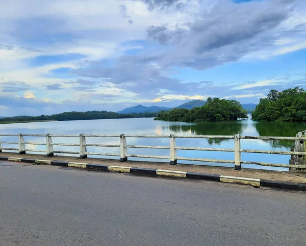 Une Belle Scène Une Clôture Ver Sur Route Autour Lac — Photo