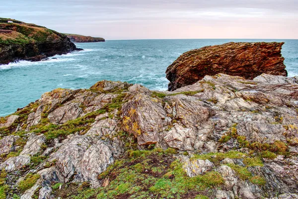 Una Vista Ipnotizzante Una Bellissima Spiaggia Rocciosa — Foto Stock