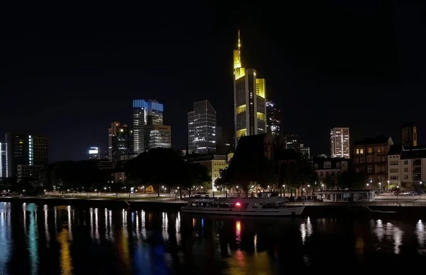 Paisaje Canal Rodeado Edificios Modernos Por Noche Nizza Frankfurt Alemania —  Fotos de Stock