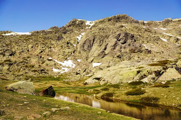 西班牙瓜德拉马山脉的一个小湖的风景 — 图库照片