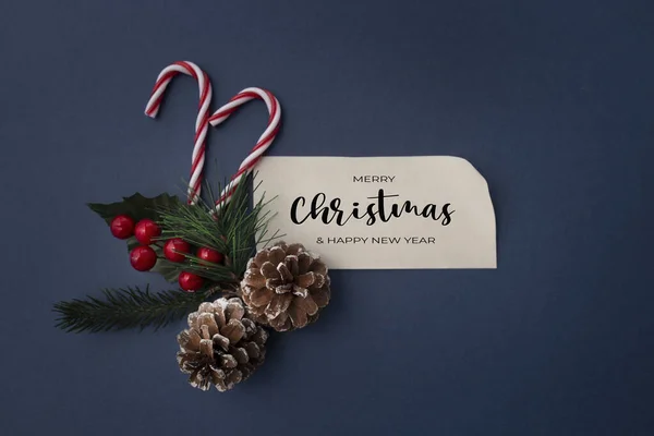 Ein Weihnachtsgruß Mit Weihnachtsschmuck Und Lutscher Auf Blauem Hintergrund — Stockfoto