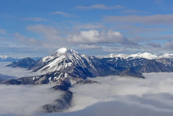 Een Landschap Van Rotsachtige Bergen Bedekt Met Sneeuw Wolken Een — Stockfoto