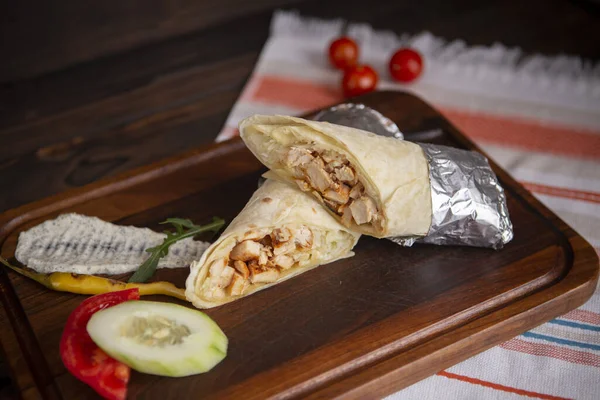 Zbliżenie Ujęcie Pysznego Shawarma Pociętego Pół — Zdjęcie stockowe