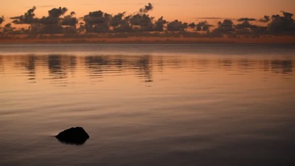 Όμορφο Ηλιοβασίλεμα Πάνω Από Λίμνη — Αρχείο Βίντεο