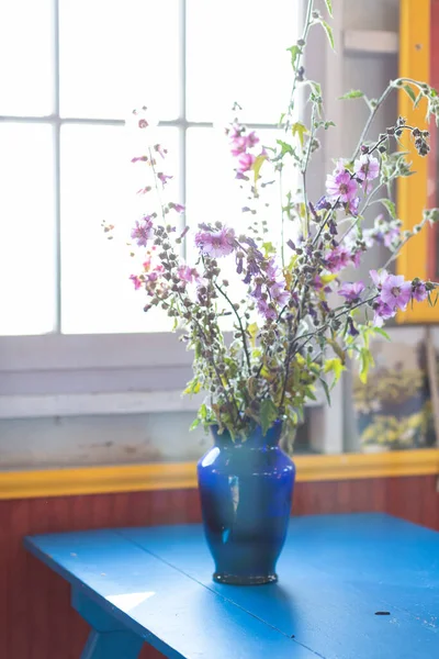 Eine Nahaufnahme Lila Blumen Auf Blauem Hintergrund — Stockfoto