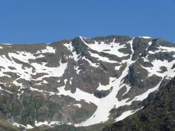 Campo Montaña Nevado Contra Cielo Azul —  Fotos de Stock