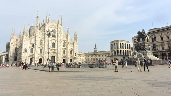 Милан Италия Сентября 2019 Года Миланский Собор Туристы Захваченные Солнечный — стоковое фото