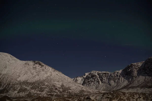 Een Betoverend Uitzicht Aurora Borealis Berg Kvaloya Arctisch Gebied Noorwegen — Stockfoto