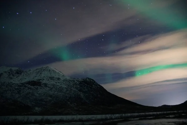 Das Wunderschöne Polarlicht Polarlichter Über Einem Schneebedeckten Berg Kvaloya Arktis — Stockfoto