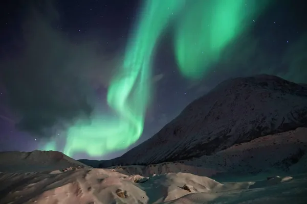 Una Vista Fascinante Aurora Boreal Sobre Montaña Kvaloya Región Ártica — Foto de Stock
