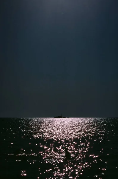 Красивый Вид Волнистое Море Сияющее Ночным Небом — стоковое фото