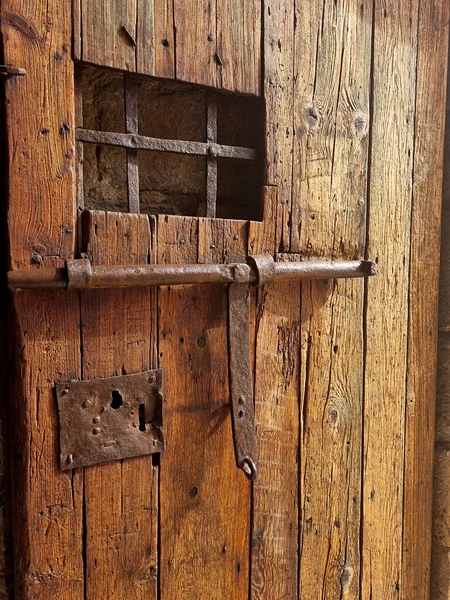 Pionowe Ujęcie Starych Drewnianych Drzwi Metalowym Zamkiem — Zdjęcie stockowe
