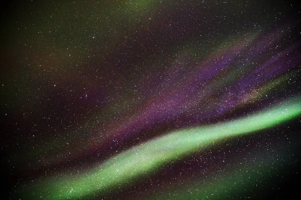 在挪威北冰洋的克瓦洛亚 夜空中闪烁着五彩缤纷的北极光 — 图库照片