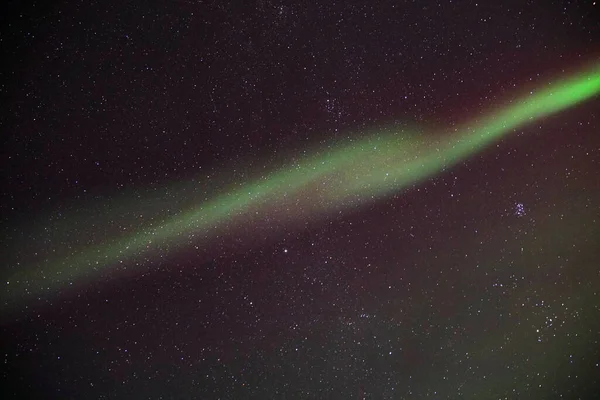 在挪威北冰洋的克瓦洛亚 夜空中闪烁着北极光 美丽的绿色灯光 — 图库照片