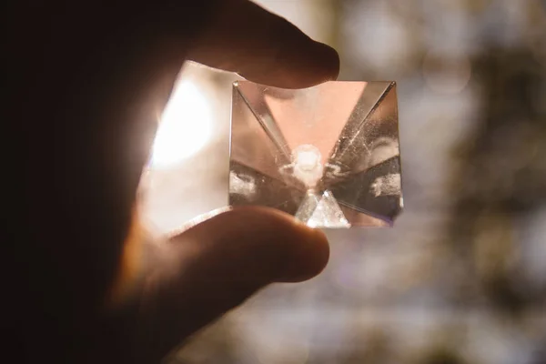 Kristal Değerli Taşı Tutan Bir — Stok fotoğraf