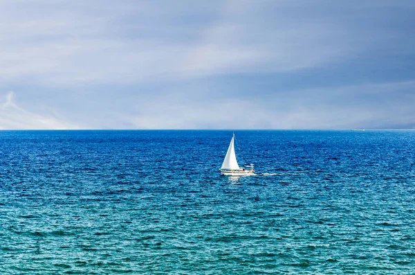 Mavi Okyanusun Ortasında Manzaralı Bir Kayık — Stok fotoğraf