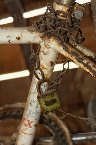 Een Verticaal Schot Van Een Oude Ketting Met Een Slot — Stockfoto