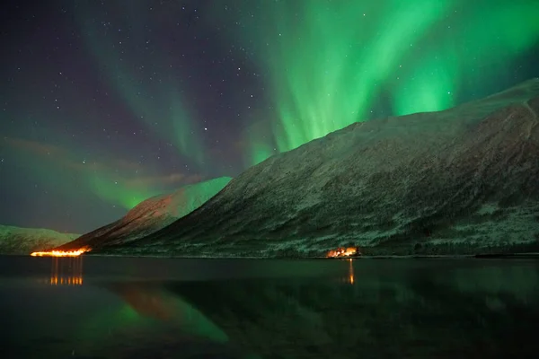 Deslumbrante Aur Ora Borealis Sobre Água Montanha Lago Kvaloya Região — Fotografia de Stock