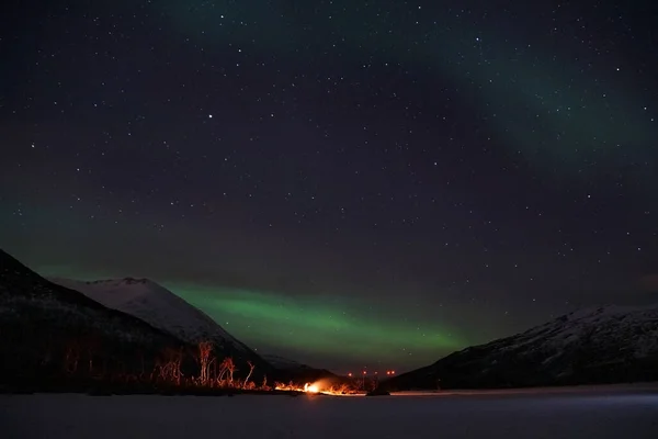 Het Adembenemende Aurora Borealis Boven Het Berg Meerwater Kvaloya Arctisch — Stockfoto