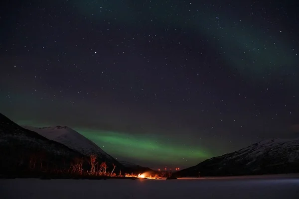 Den Hisnande Aurora Borealis Över Fjäll Och Sjövatten Kvaloya Arktis — Stockfoto