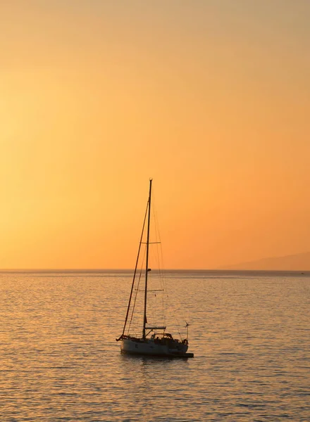 Вертикальный Снимок Яхты Море Закате — стоковое фото