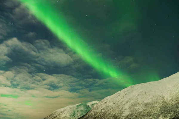 Bella Aurora Borealis Luci Verdi Una Montagna Innevata Kvaloya Regione — Foto Stock