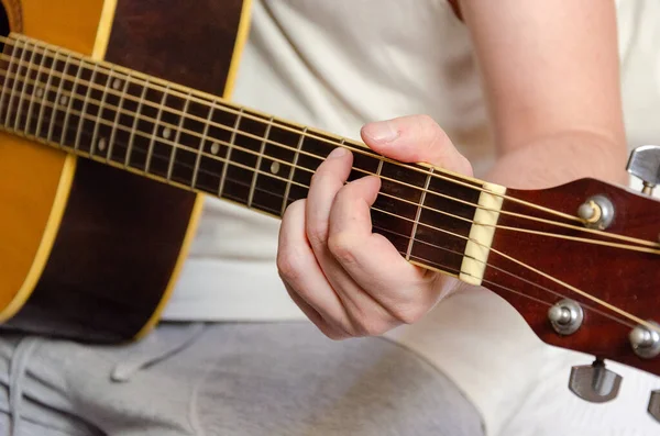 Close Uma Mão Masculina Tocando Guitarra — Fotografia de Stock