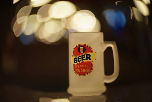 米国カンザスシティ 2021年10月11日 米国カンザスシティで書かれたビールと偽のマグカップの選択的焦点ショット — ストック写真