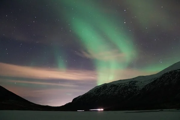 Una Vista Fascinante Aurora Boreal Sobre Montaña Kvaloya Región Ártica — Foto de Stock