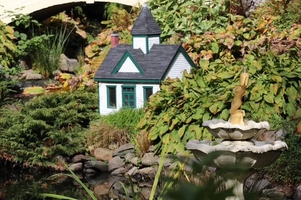 Una Casa Miniatura Lado Estanque Halifax Alemania — Foto de Stock
