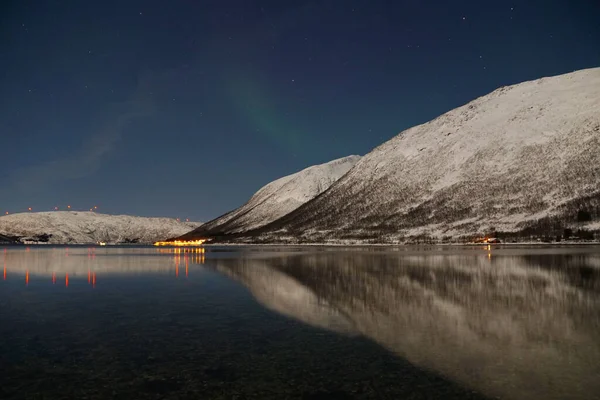 Aurora Borealis Het Berg Meerwater Kvaloya Arctisch Gebied Noorwegen — Stockfoto