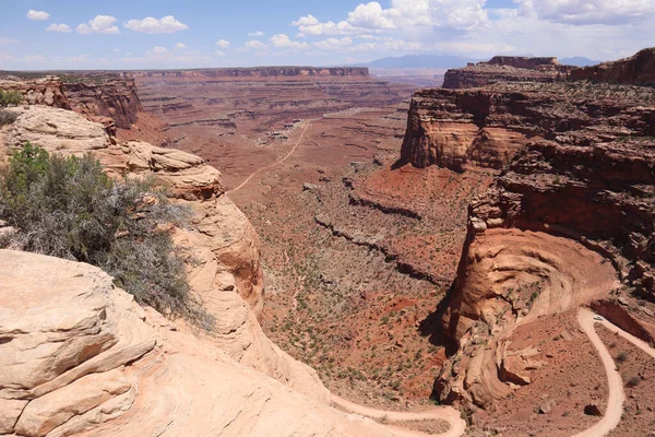 美国犹他州Canyonlands国家公园蜿蜒曲折的道路崎岖的岩石景观令人叹为观止 — 图库照片