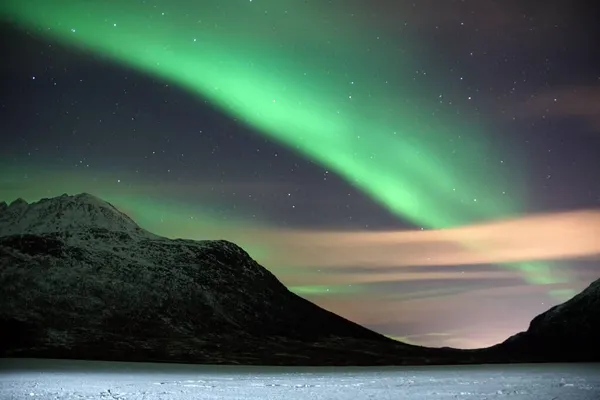 Krásná Aurora Borealis Přes Horské Jezerní Vody Kvaloya Arktické Oblasti — Stock fotografie