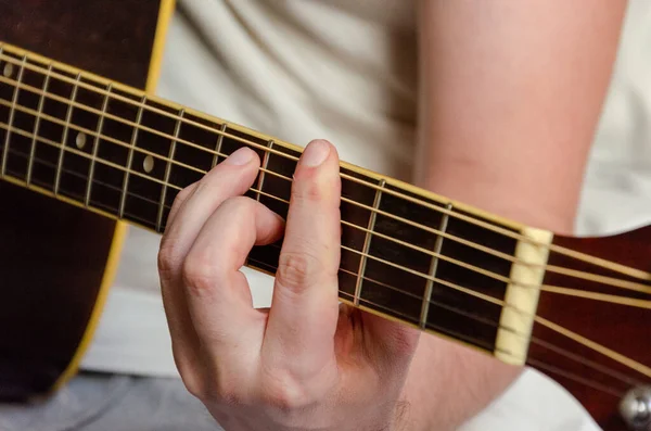 Primer Plano Una Mano Masculina Tocando Guitarra — Foto de Stock