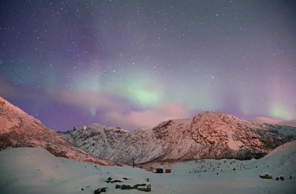 Priveliște Fascinantă Aurorei Borealis Peste Munte Înzăpezit Din Kvaloya Regiunea — Fotografie, imagine de stoc