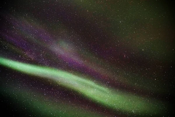 Norveç Arktik Bölgesinde Kvaloya Yıldızlı Gökyüzünde Çok Renkli Işıklar Aurora — Stok fotoğraf
