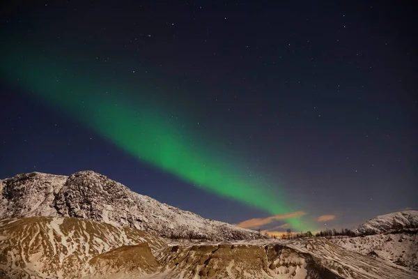 Una Vista Ipnotizzante Dell Aurora Boreale Sulla Montagna Kvaloya Regione — Foto Stock
