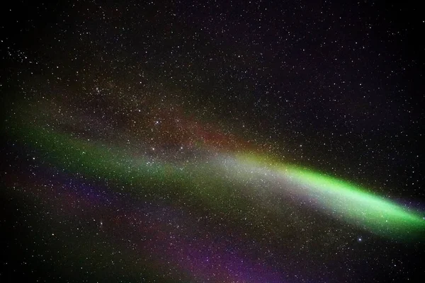 北極圏のKvaloyaでオーロラの美しい緑のライトを持つ夜空 ノルウェー — ストック写真