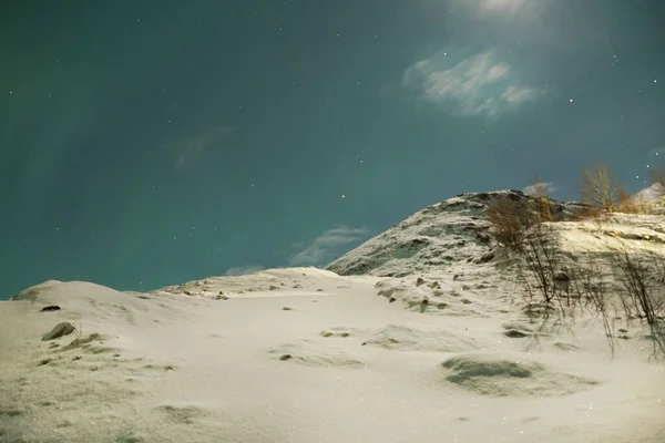 Μια Εκπληκτική Θέα Του Βόρειου Aurora Πάνω Από Ένα Χιονισμένο — Φωτογραφία Αρχείου