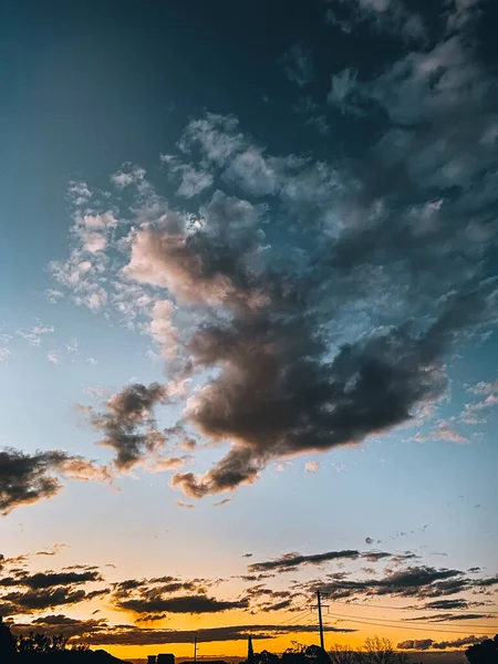 Güzel Bir Gün Batımında Bulutlu Bir Gökyüzünün Dikey Görüntüsü — Stok fotoğraf