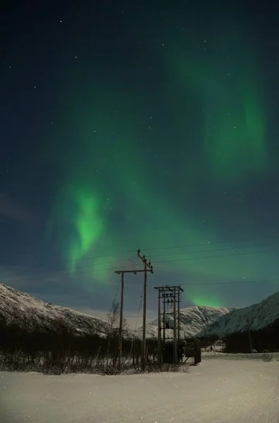 Een Adembenemend Uitzicht Aurora Borealis Een Besneeuwde Berg Kvaloya Arctische — Stockfoto