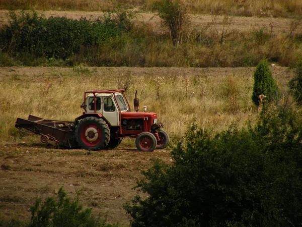 Traktor Som Arbetar Landsbygden — Stockfoto