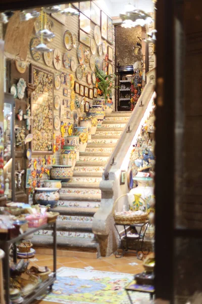 Вертикальный Снимок Лестницы Небольшого Сувенирного Магазина Неаполе Италия — стоковое фото