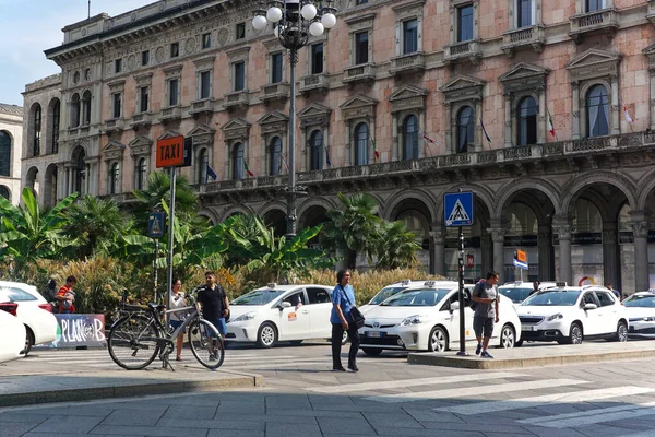 Милан Италия Сентября 2019 Года Пешеходы Переходят Улицу Дороге Рядом — стоковое фото