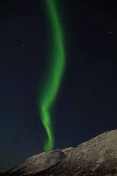 Bela Aurora Borealis Luzes Verdes Sobre Uma Montanha Nevada Kvaloya — Fotografia de Stock